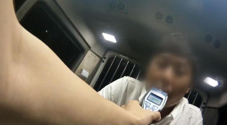 胆子大！男子无证开车还酒驾