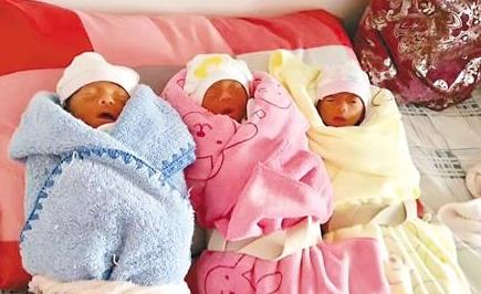 男子扔下三胞胎玩失联 回应：没钱