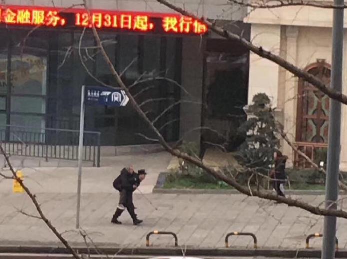 这位背老人去公交站的银行保安 请为他点赞