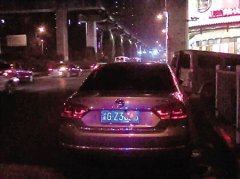 纸巾挡车牌遭全程拍下 男子被扣12分罚200元