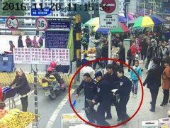 老人寒天躺在地上全身僵硬 巡逻队员紧急送医