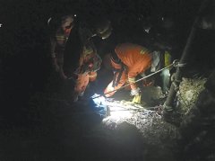 村民不慎掉进40米深坑 警民摸黑救出他