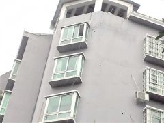 房屋裂缝超4厘米 30家住户每天提心吊胆