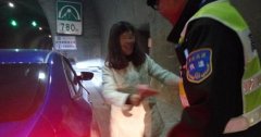 女司机掏出一叠钱要执法人员网开一面：领证头天遭罚兆头不好