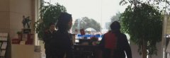 老人执着要汇款 众人阻止无效报警