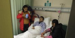 母子俩同时患癌 学生们回来了：要帮老师遗孀走出困境