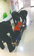   乘轨道交通突遇身体不适 技能get√！工作人员教你这样应对