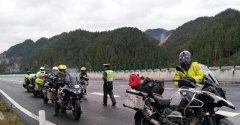 5个风一样的车手把摩托骑上高速 各罚200元