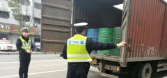 一辆危化品运输车“配”两套行驶运输证