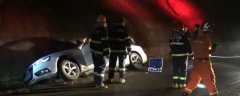 奥迪失控侧翻3人被困 消防快速救援