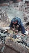 万州一老旧房屋垮塌 民警徒手刨废墟救出老人