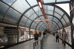 重庆现“时空隧道”轻轨站   玻璃景观廊桥现代感十足