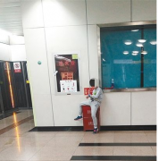 大坪站候车间小男孩竟把灭火器当板凳坐，周围看不到家长