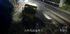 货车司机疲劳驾驶打瞌睡 半夜撞到派出所门口