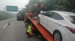 驾驶员高速路上弯腰捡手机 不幸撞上“移动的炸弹”