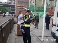 重庆杨家坪商圈一孩子走丢，民警帮其找回家人