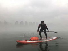 万州浆板爱好者下雨了还在长江上练习，演绎“科幻大片”