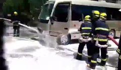 沙坪坝金沙港湾一辆考斯特开着开着就失火了