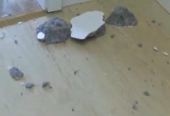 楼上装修打穿楼板   吓坏楼上住户