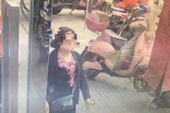 大妈车里顺走手机 失主找上门竟要200块“赎金”