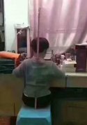 虎妈出奇招  晾衣棍矫正孩子坐姿