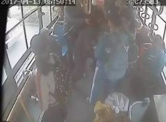  女乘客突然倒地 公交司机背她跑进医院抢救