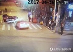 重庆一男子骑自行车被卷三轮车底