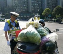 菜贩疯狂超载 摩托车差点被压“背气”