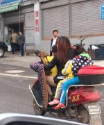 重庆街头现“一大带三小” 四人共骑一辆摩托车