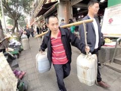 46岁的他要养两个娃 每天生活费不超15元