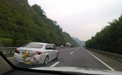 宝马车尾挂活鸡鸭上路  高速路上不断超车变道
