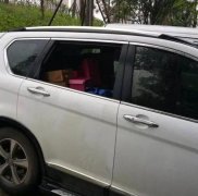 猖狂小偷一夜连砸四辆车