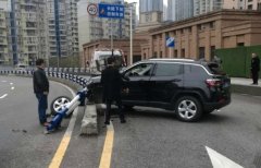 业务真忙！江北一男子开车接电话撞飞轮胎，下车后还抱着手机