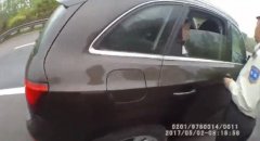 重庆现不要命夫妻  高速路上边开车边打架