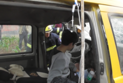  面包车超速行驶撞上客车