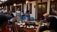 重庆一火锅店旗袍美女上菜很养眼