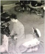 小偷监控器下盗走电动车