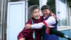 七旬婆婆行动不便 记者助她了却心愿