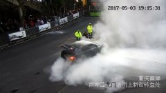 轿车行驶到上新街，引擎盖冒黑烟不断有火苗蹿出