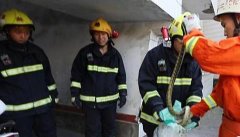 大蛇误入居民家中 藏进空调洞里