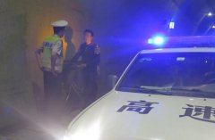匪夷所思！男子骑自行车上高速去打工