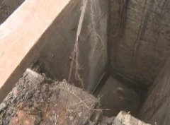 重庆一小区草坪下陷 惊现6米深坑