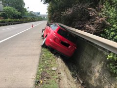  女司机高速路上为避车 把自己开进沟里