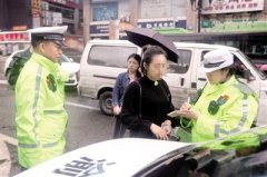 19人乱穿马路被当场处罚 有人交罚款有人当义务劝导者