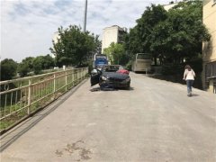 僵尸车一年不挪窝 附近居民很担忧