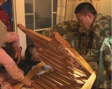 重庆4岁女童被折叠椅“咬”住 消防官兵显神通