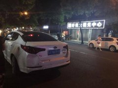 重庆璧山一出租车连撞三车 伤者浑身是血被推行10米