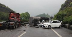 渝黔高速一罐车将小车压变形 轿车司机当场身亡