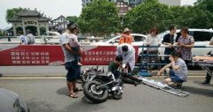  小伙飙摩托撞上骑自行车的大姐
