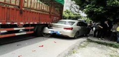  大货车先撞翻电瓶车再失控挤“伤”小轿车